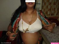 Mature Indian Aunty In Saree Exposes Huge Breasts Photos