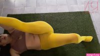 Regina Noir. Yoga Dengan Celana Ketat Kuning Di Gym. Seorang Gadis Tanpa Celana Dalam Sedang Melakukan Yoga. 2