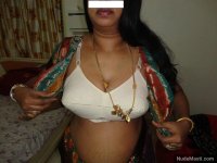 Mature Indian Aunty In Saree Exposes Huge Breasts Photos