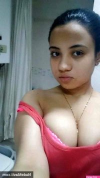 Newly married bhabhi showing her nude big boobs