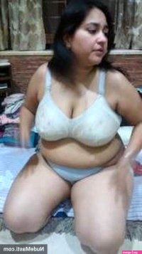 Chubby aunty nude pics captured by neighbour