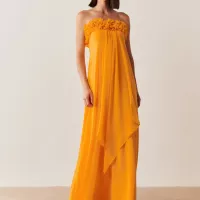Vestido Longo sem Alça em Chiffon com Babados no Decote e Calda Frontal