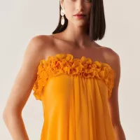 Vestido Longo sem Alça em Chiffon com Babados no Decote e Calda Frontal