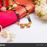 Close-up foto van een Mangalsutra of ketting te gedragen door een gehuwde hindoe vrouwen met