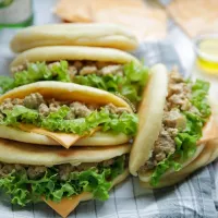 Griesmeel panbroodjes met Big Mac salade