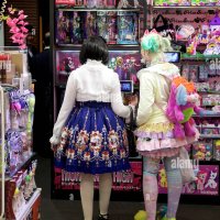 Giovani donne e ragazze ragazzi adolescenti di sesso femminile bambole giocattoli in negozio. Manga e Anime fumetti. Omote-sando zona Harajuku Tokyo Giappone Foto stock